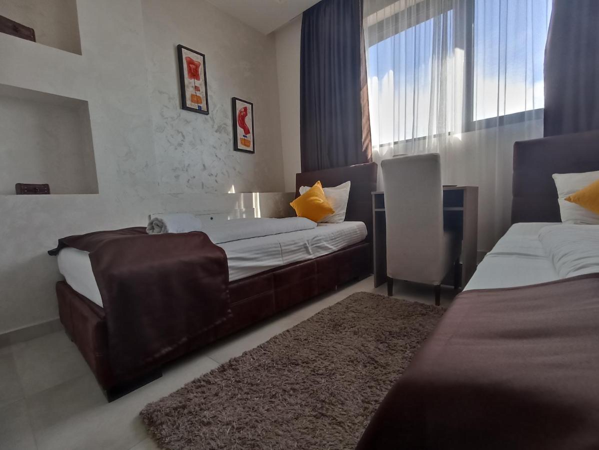 Garnet Hotel & Event Centar Ruma Exteriör bild