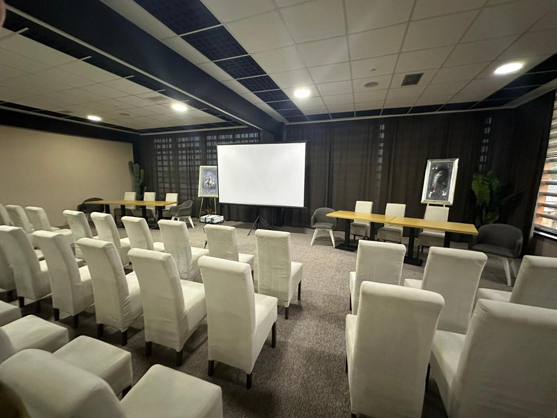 Garnet Hotel & Event Centar Ruma Exteriör bild
